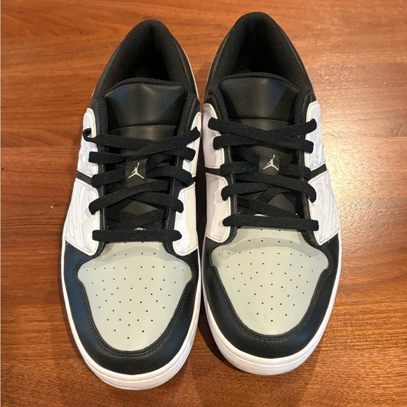 Men’s 10.5 Jordan sneakers WORN ONCE - Picture 1 of 3